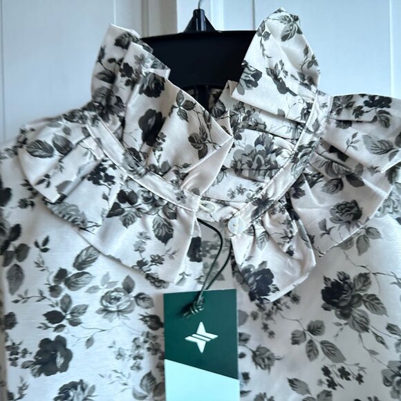 NWT TUCKERNUCK Faded Roses Bouvier Blouse Size MED, XL, XXL - Picture 3 of 4